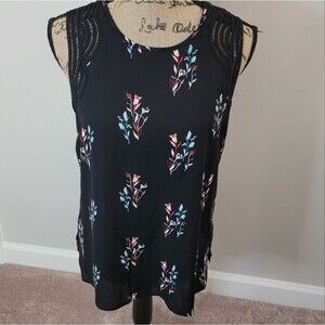 NWOT Danielrainn floral top with Embroidery